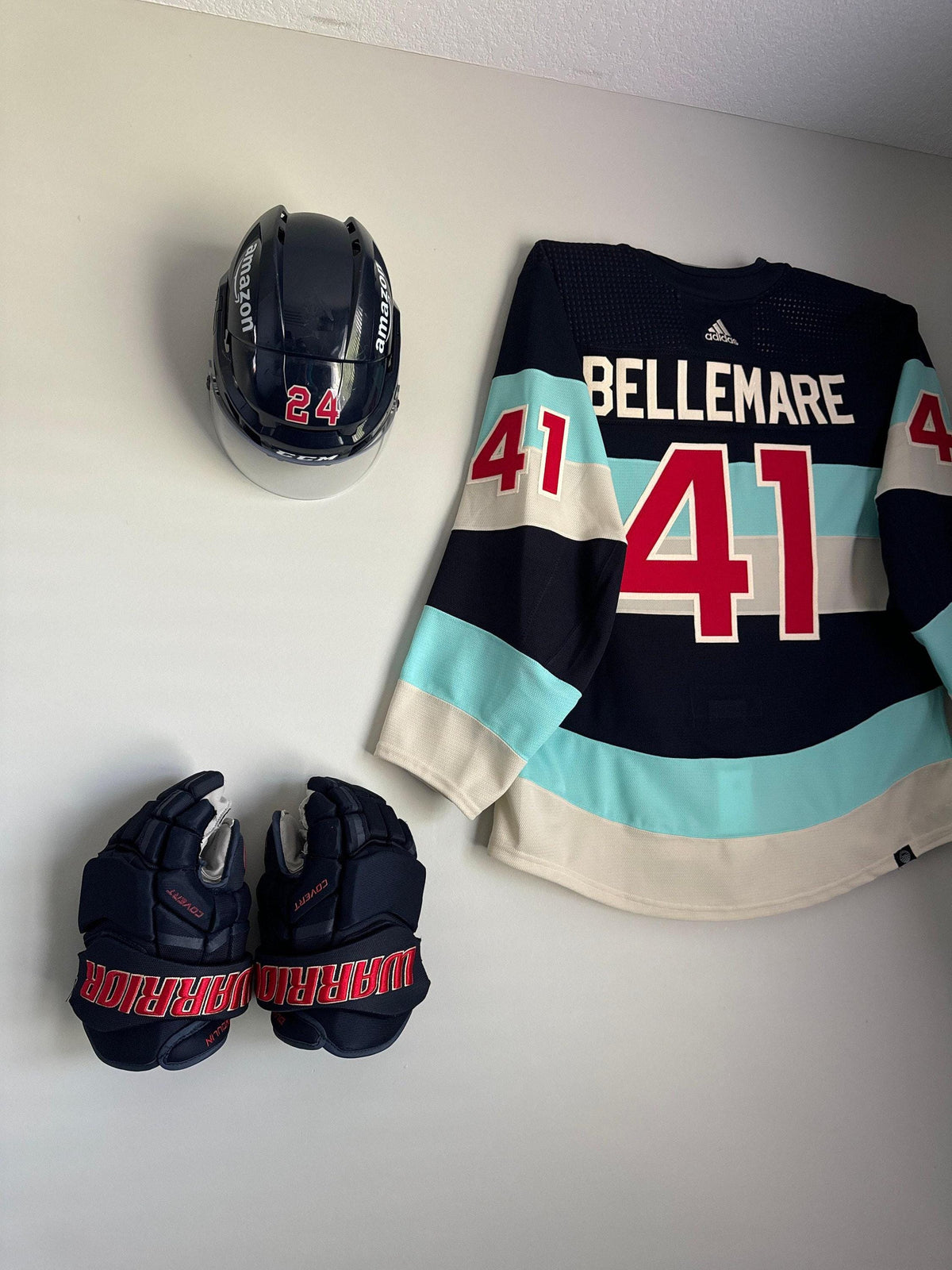 Single Hockey Glove Wall Display Holder