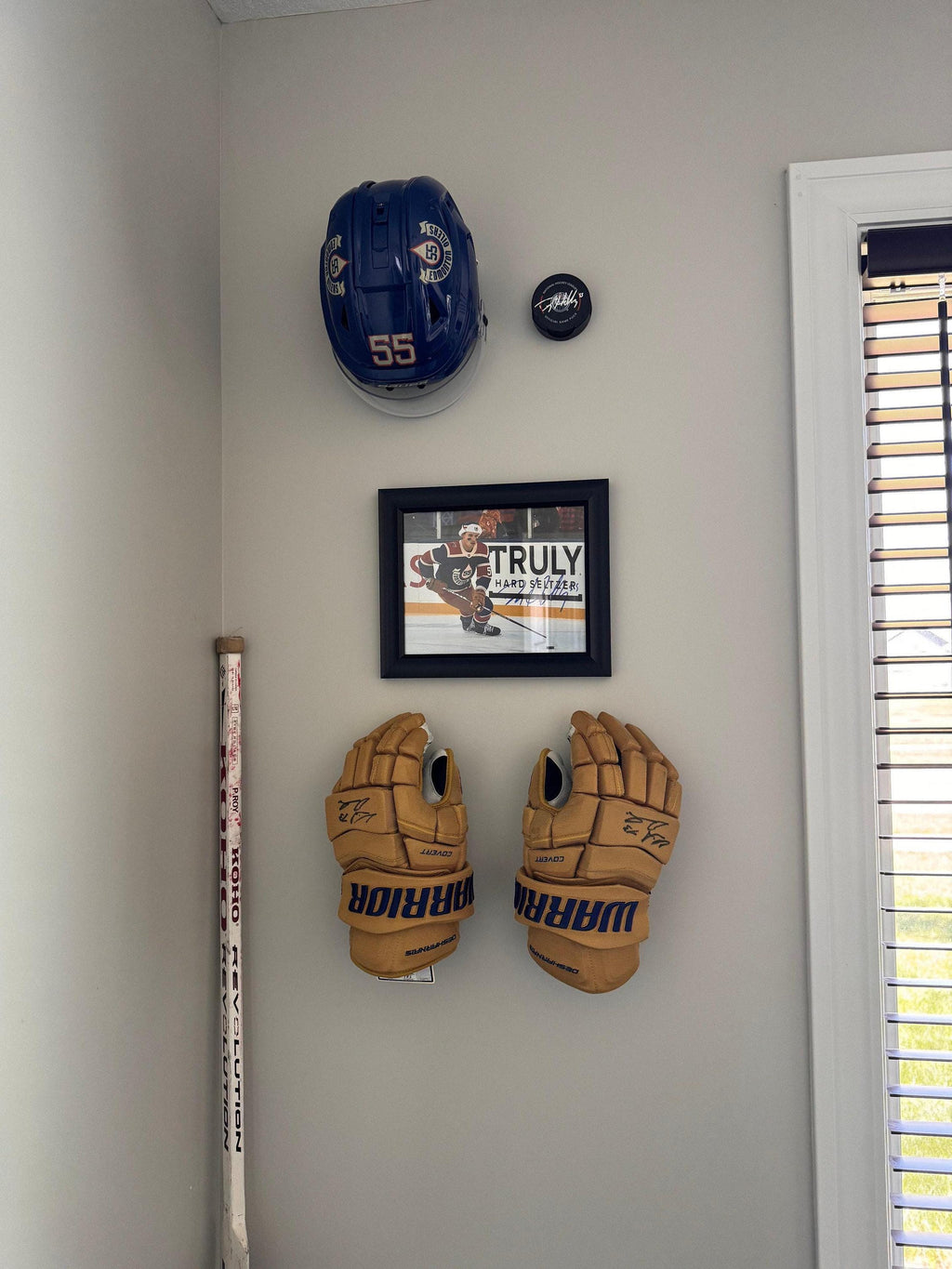 Single Hockey Glove Wall Display Holder